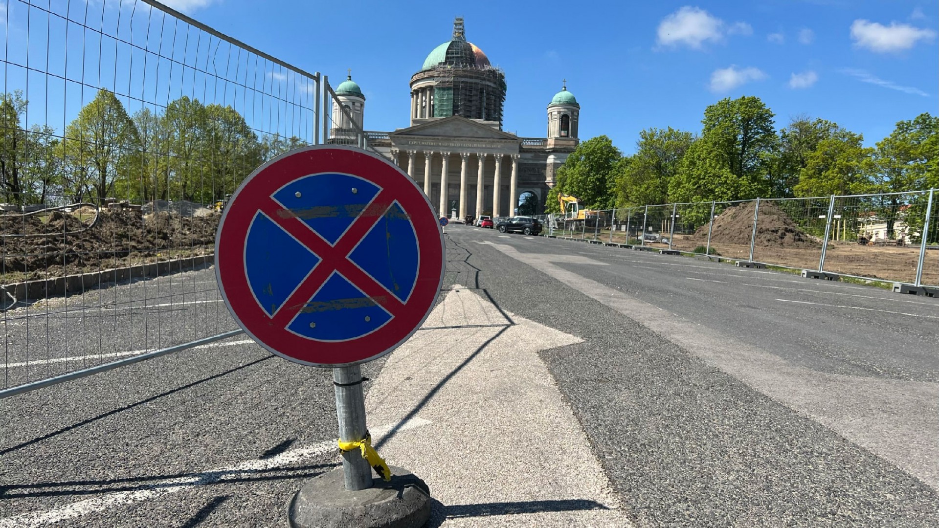 Ideiglenes parkolási rend változás a Bazilika előtti parkolóban